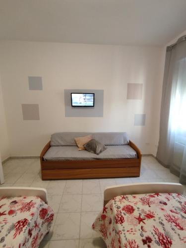 una camera con letto e TV a parete di MagicaHome ad Alghero