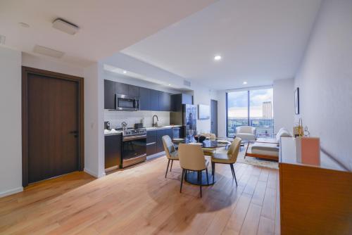 een keuken en een woonkamer met een tafel en stoelen bij Luxury Condo with Amazing view Near to Bayside in Miami