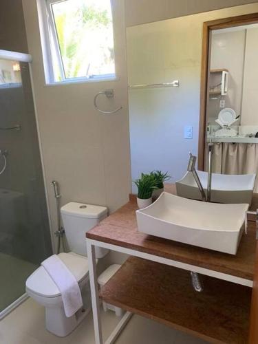 uma casa de banho com um lavatório e um WC em Doce Lar Hospedagem em Morro de são Paulo AP completo com cozinha em Cairu
