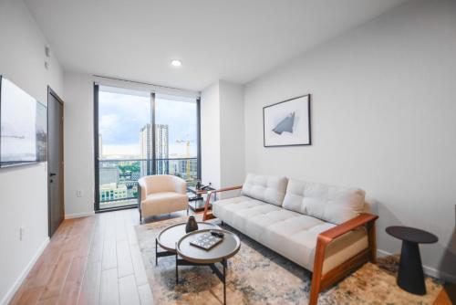 een woonkamer met een bank en een tafel bij Luxury Condo with Amazing view Near to Bayside in Miami