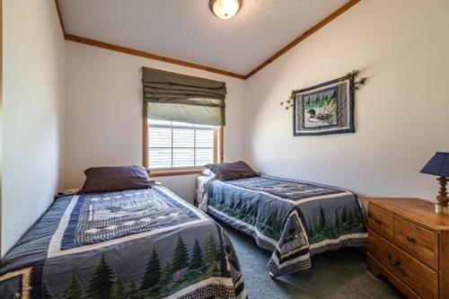 Llit o llits en una habitació de 3br Riviera Cabin Sleeps 6, Fully Furnished!