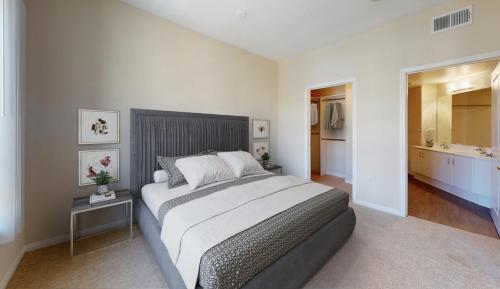 מיטה או מיטות בחדר ב-Wilshire Furnished Apartments