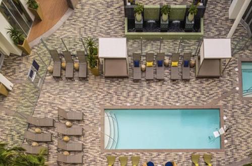Vista sulla piscina di Wilshire Furnished Apartments o su una piscina nei dintorni