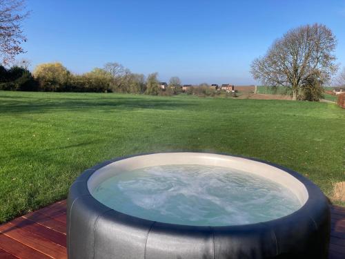 a hot tub in the middle of a yard at Cour 44 - Gite de charme avec sauna et jacuzzi in Remicourt