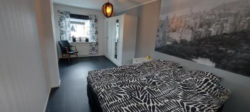 - une chambre avec un lit noir et blanc et une fenêtre dans l'établissement Centralt hus, à Härnösand