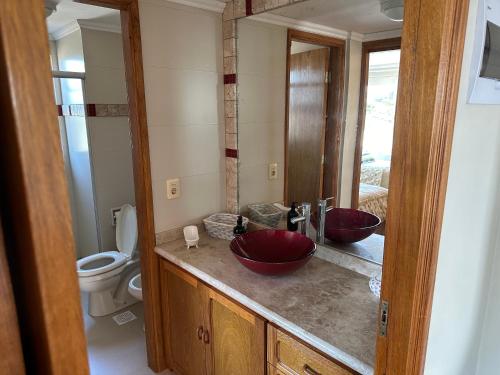 uma casa de banho com 2 lavatórios e um WC em Impecable apartamento a 5 minutos de la terminal em Artigas