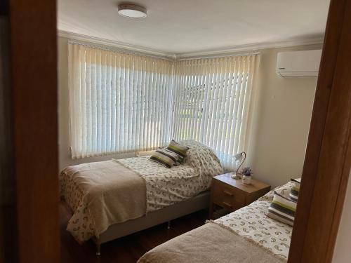 ein kleines Schlafzimmer mit 2 Betten und einem Fenster in der Unterkunft Impecable apartamento a 5 minutos de la terminal in Artigas