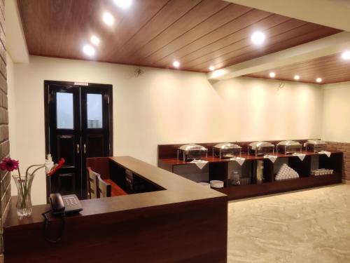 En restaurant eller et andet spisested på Keswani Group Tashi Heritage Hotel & Resort