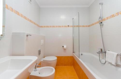 Ένα μπάνιο στο Edra Suite Apartment