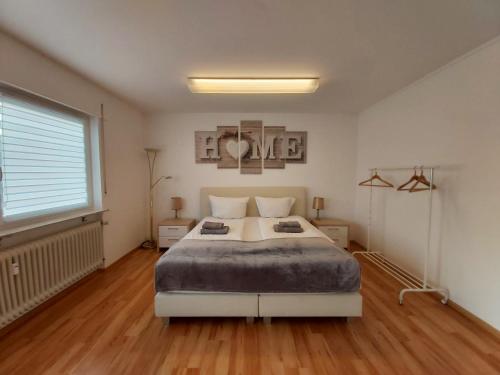 Un dormitorio con una cama grande y una ventana en J&L Apartment Industrie Nord, en Freiburg im Breisgau