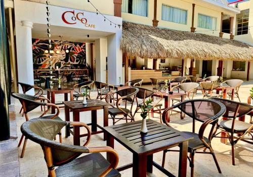 um grupo de mesas e cadeiras num restaurante em Sunscape Coco Punta Cana - All Inclusive em Punta Cana