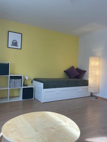 Habitación con cama y mesa. en Modern eingerichtete private Ferienwohnung in Hennef - Nähe zu Bonn und Köln, en Altenbödingen