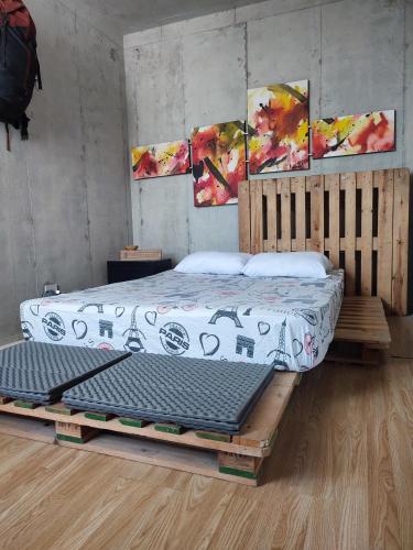 卡塔赫納的住宿－Apartamento compartido cartagena de indias，一间卧室设有两张床,墙上挂有绘画作品