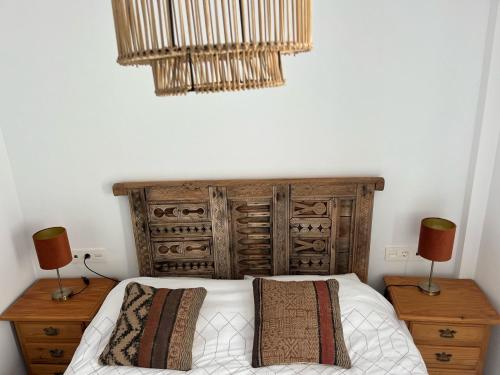 Ліжко або ліжка в номері Driftwood 2 Bedroom Apartment - Earthy, Peaceful, Calm