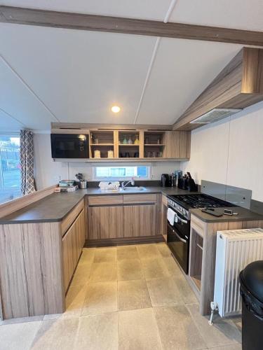 eine Küche mit Holzschränken und einem Herd mit Backofen in der Unterkunft F14 in Sandown