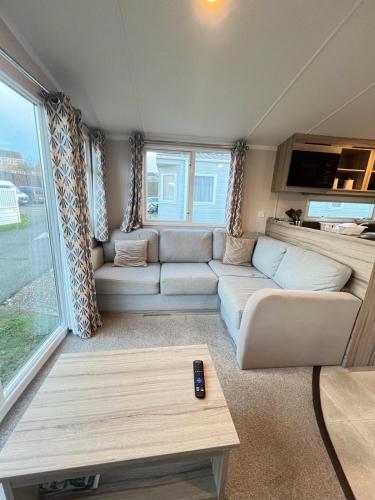 ein Wohnzimmer mit Couch und Tisch in der Unterkunft F14 in Sandown