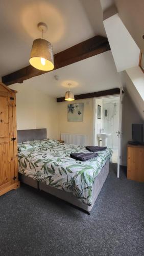 1 dormitorio con 1 cama grande en una habitación en Marine hotel en Great Yarmouth