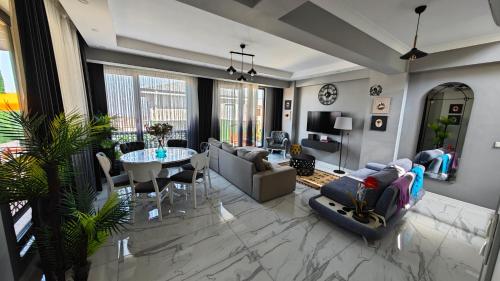 una sala de estar con un sofá y una mesa en family villas 2, en Sapanca