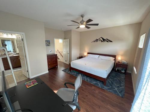 1 dormitorio con 1 cama y ventilador de techo en Lakeview Cottage - 3BED 3BTH Chic Home, en Reno