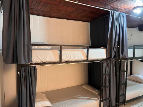 a bunk bed room with two bunk beds at Rio Danta in Fortuna