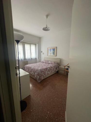 Un dormitorio con una cama y una lámpara. en Distretto 14 en Roma