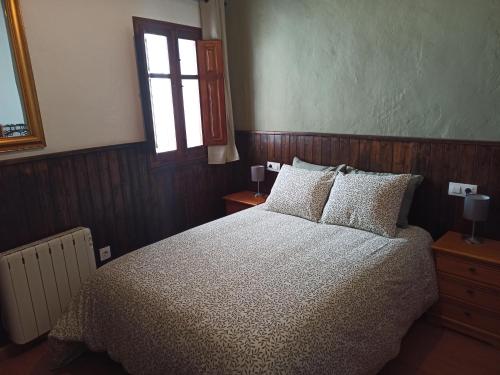 朱利亞的住宿－Casa la Baronia，一间卧室设有床、窗户和窗户。
