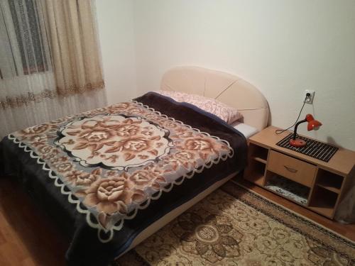 uma cama num quarto com uma mesa e uma cama sidx sidx em Dolores em Tešanj