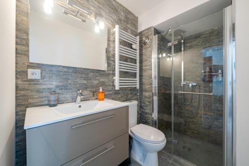 une salle de bain avec toilettes, lavabo et douche dans l'établissement Le calme à Nissa la Bella, à Nice