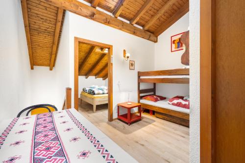 - une chambre avec 2 lits superposés et un couloir dans l'établissement Duplex cosy aux bains de Saillon, à Saillon