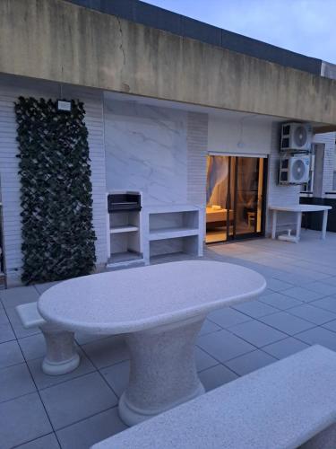 a concrete bench sitting on top of a patio at apartamento perto do Santuário in Fátima