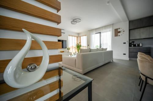 een woonkamer met een groot wit bad bij Villa LiLa - Sunshine in Marčana