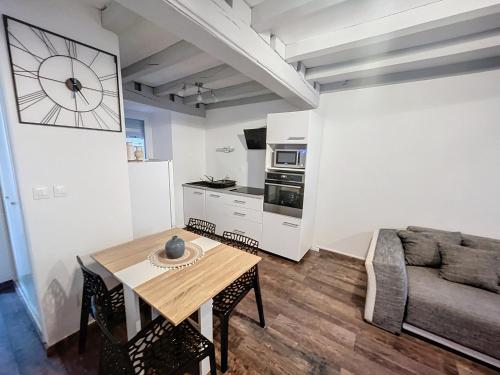 un salon avec une table et un canapé dans l'établissement Appartement au centre-ville, à Chaumont