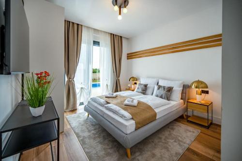 een slaapkamer met een groot bed en een tafel bij Villa LiLa - Sunshine in Marčana