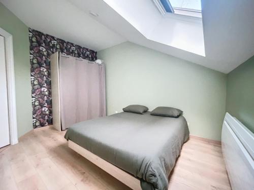 une chambre avec un lit dans une pièce avec une fenêtre dans l'établissement Appartement au centre-ville, à Chaumont