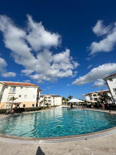 a swimming pool in the middle of two buildings at Apartamento Cadaques Bayahibe in Mata Chalupe