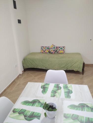 ein Wohnzimmer mit Tisch und Couch in der Unterkunft Jujuy Boutique in San Salvador de Jujuy