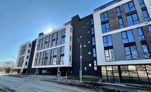 un bâtiment noir et blanc au coin d'une rue dans l'établissement Stracciatella Homes Apartment, à Sofia