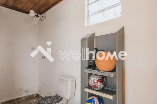 uma casa de banho com WC e basquetebol em Casa com piscina e mesa de sinuca em Itupeva em Itupeva