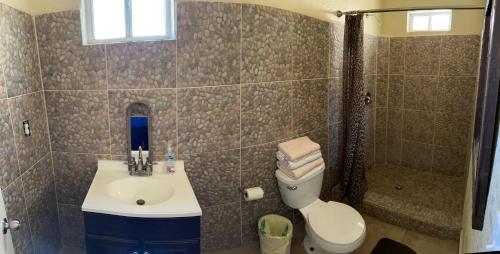 Nuevo UruapanにあるBaja best roomsのトイレ、洗面台、シャワー付きのバスルーム