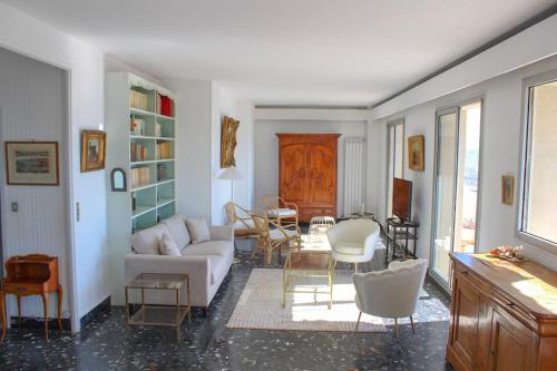 un salon avec un canapé et une table dans l'établissement Vue panoramique exceptionnelle sur Marseille, à Marseille
