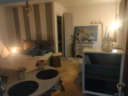 モンテカティーニ・テルメにあるLa casa di Noahのベッドルーム(ベッド1台、テーブル、テレビ付)
