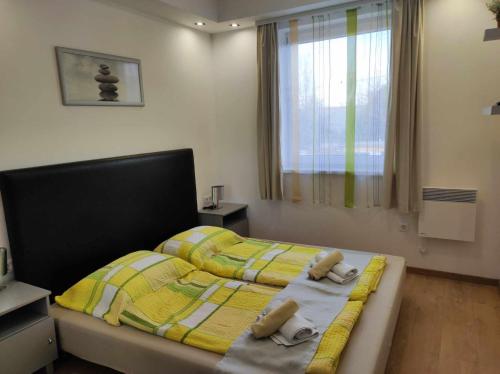 ein Schlafzimmer mit einem Bett mit zwei ausgestopften Tieren darauf in der Unterkunft Apartman Aranyhal City in Sárvár
