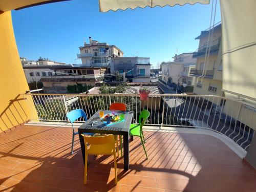 a table and chairs on a balcony with a view at Casa Annalisa in Scauri