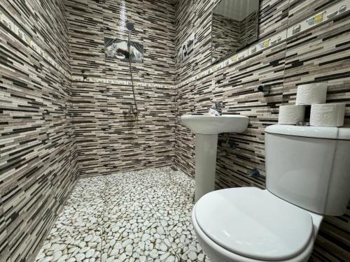 カサブランカにあるCasablanca Central Suites - Casa Portのバスルーム(トイレ、洗面台付)