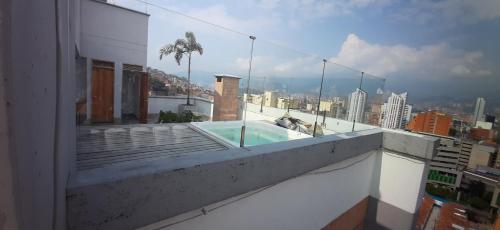 a balcony with a hot tub on top of a building at Confortable Aparta Loft 903 Aiana Verde in Medellín
