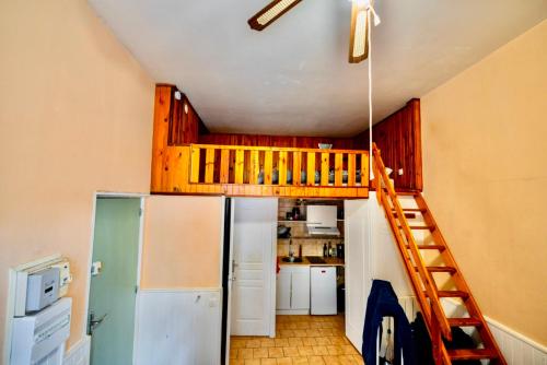 a small kitchen with a staircase in a room at Sublime Studio - Centré & Tout Equipé in Grenoble