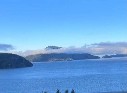 une grande étendue d'eau avec des montagnes en arrière-plan dans l'établissement Vancouver sea view Palace inn, à West Vancouver