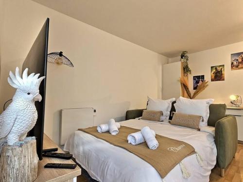 ein Schlafzimmer mit einem großen Bett, auf dem Handtücher liegen in der Unterkunft Le Bonheur Charmant *Disney*Paris*RER A* in Bussy-Saint-Georges