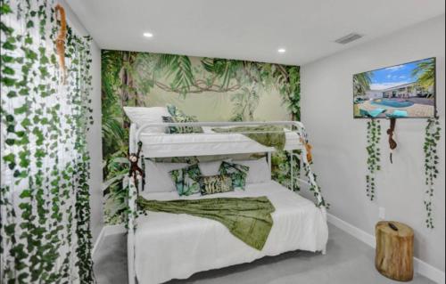 Ένα ή περισσότερα κρεβάτια σε δωμάτιο στο Modern 4 Bedroom -Kosher - Heated Pool - Game Room