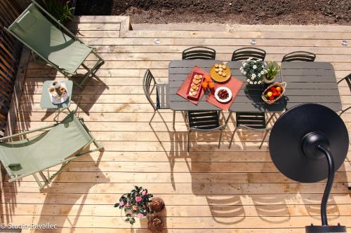 - une vue sur une table et des chaises avec de la nourriture dans l'établissement Gîte ty nina rosa, à Penmarcʼh